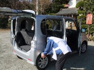 祈願主による車両のお清め