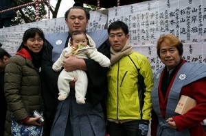 関取との握手会の折りに（玉鷲関と歌手の平浩二さん）