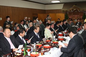 平浩二さんと年男・年女のみなさんで故郷（ふるさと）を合唱