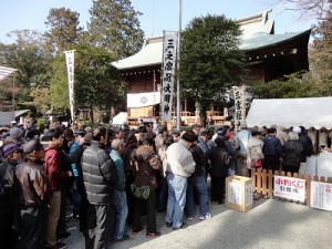 福くじに並ぶ大行列