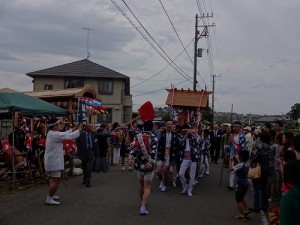 御嶽太鼓連の迎え太鼓で盛況に
