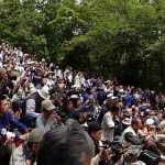 座問答を見つめる観衆