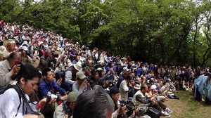 座問答を見つめる観衆