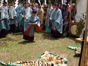 座問答　仲裁〝いずれ明年まで〟