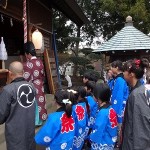 お祓いを受ける太鼓連