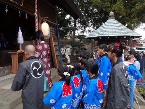 お祓いを受ける太鼓連