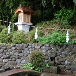 邸内の水神社（写真下）