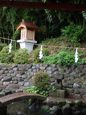邸内の水神社（写真下）