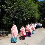 社務所前より参進