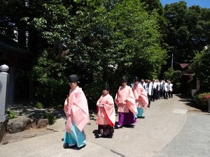 社務所前より参進