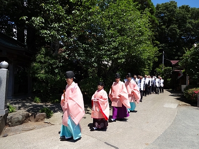 社務所前より参進
