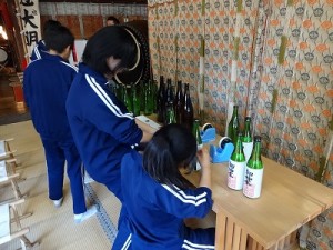 御神水の熨斗（のし）付け