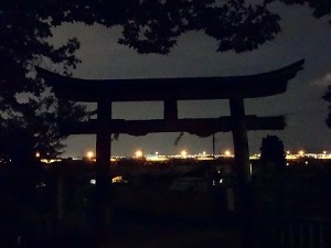 鳥居の内から　　本夕