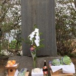 戦歿社慰霊碑の御前で