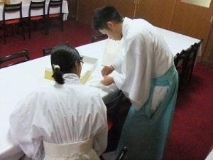 奉務作業　紙垂折り　　１４日