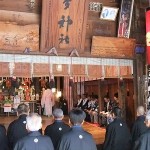 総代さんは正装で参列