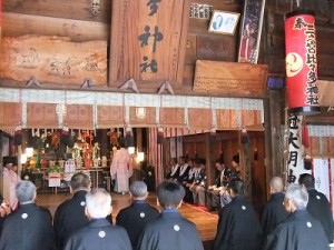 総代さんは正装で参列