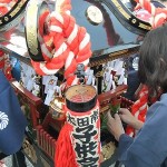 紙垂の取り付けを手伝うお母さんたち