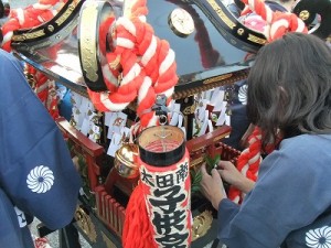 DSCF3011 紙垂の取り付けを手伝うお母さんたち