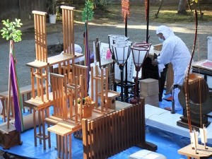 殿内の調度品も一旦外に運び出し