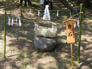 力石にのせられた粽俵（ちまきだわら）