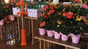 DSCF3305 献酒 ( 清酒 ・ 菊勇 ) と献花 ( ハイビスカス )