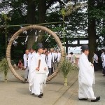 左・右・左と茅輪をくぐります