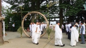 左・右・左と茅輪をくぐります