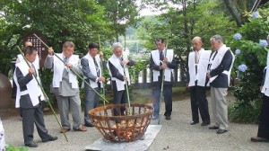 総代さんが人形をお焚き上げ