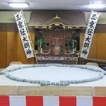 社務所内に土俵を準備