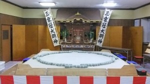社務所内に土俵を準備
