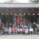 映画関係者の記念撮影　（神楽殿）