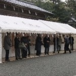 雨をしのぐ人たち