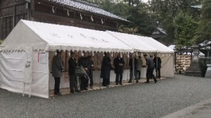 雨をしのぐ人たち