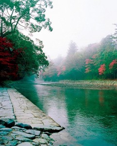 伊勢・五十鈴川（いすずがわ）は御手洗（みたらし）の清流