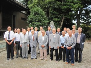 講和記念碑の前で