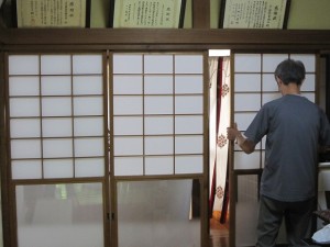 欄間を含め１８枚張り替え明るくなりました