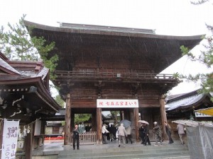 白山神社の随神門