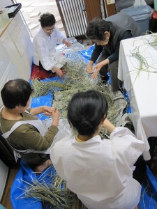 婦人による粽づくり