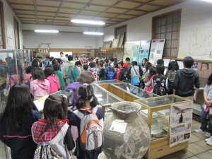 郷土博物館を見学する小学生