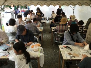 「まが玉づくりの会」まが玉づくり体験