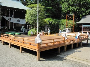 舞台行事が行われる特設舞台