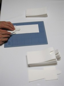 半紙で１体ずつ人形(ひとがた)をつくります