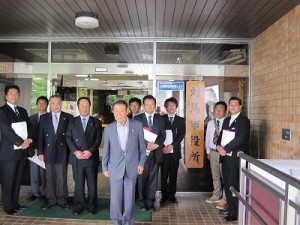 対馬市役所前で