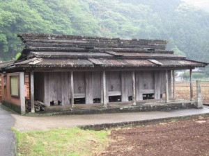 椎根の石屋根倉庫