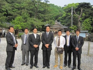 和多都美神社の前で