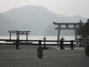 大潮の満潮時には２メートル海中に沈む鳥居