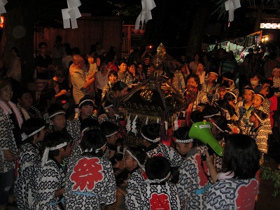 子供神輿の宮入り