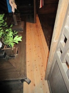 補修された本殿前の床板