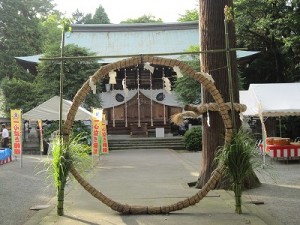 旧習（以前は７月２０日）に倣い、大祓の茅の輪を残しています。